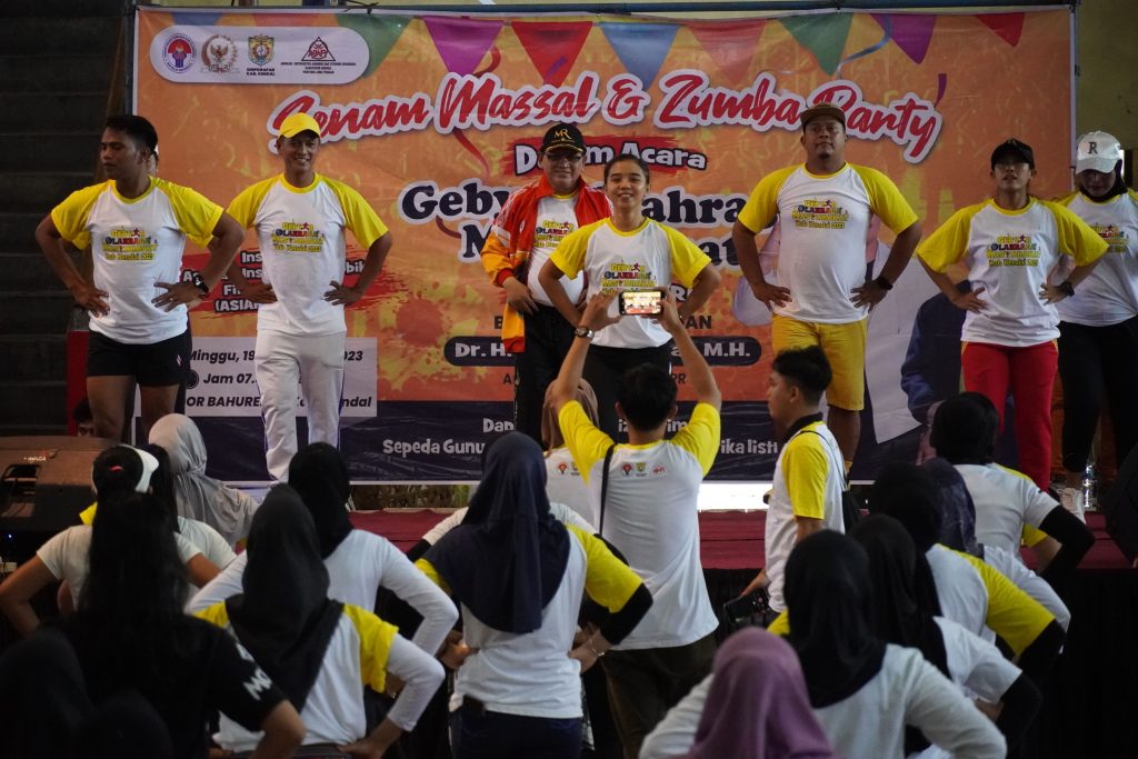 Menjaga Kesehatan dan Kebugaran Masyarakat, Komisi X DPR RI bersama Asiafi Kendal Menggelar Senam Massal