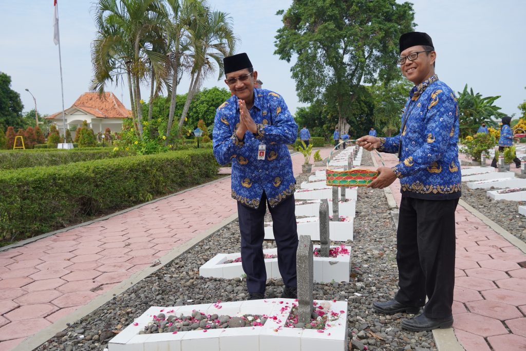 Pengurus Korpri Kendal Ziarah ke Taman Makam Pahlawan
