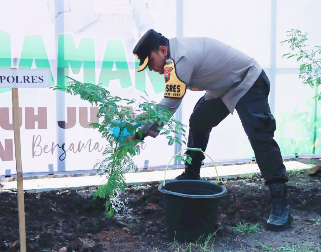 Laksanakan Program Penanaman Sepuluh Juta Pohon bersama Polri, Polres Kendal Tanam Ratusan Pohon di Pinggiran Jalan Kelurahan Jetis