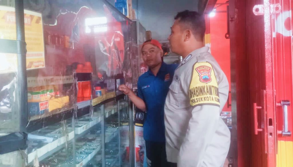 Cegah Penggunaan Knalpot Brong, Anggota Polsek Kendal Sambangi Toko dan Bengkel Kendaraan