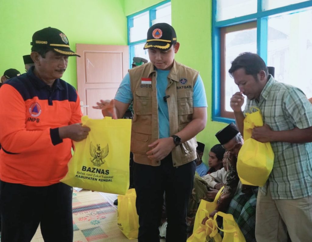 Pemkab Kendal Serahkan Bantuan dan Segera Perbaiki Rumah Terdampak Tanah Longsor di Desa Blumah