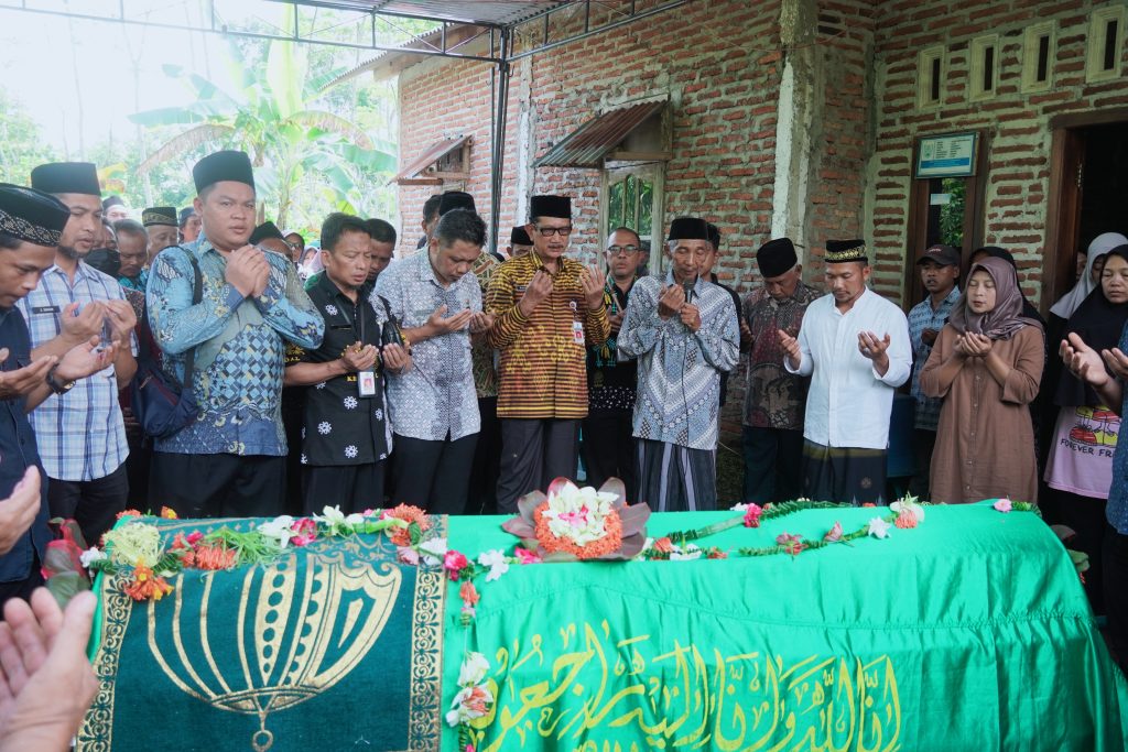 Sekda Kendal Antarkan Jenazah Anggota KPPS Curugsewu yang Meninggal Saat Bertugas