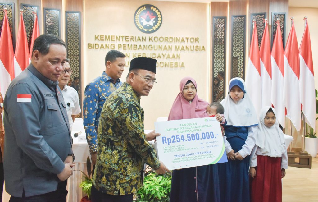 Kemenko PMK RI – BPJS Ketenagakerjaan Serahkan Santunan kepada Ahli Waris Petugas Ad-hoc 