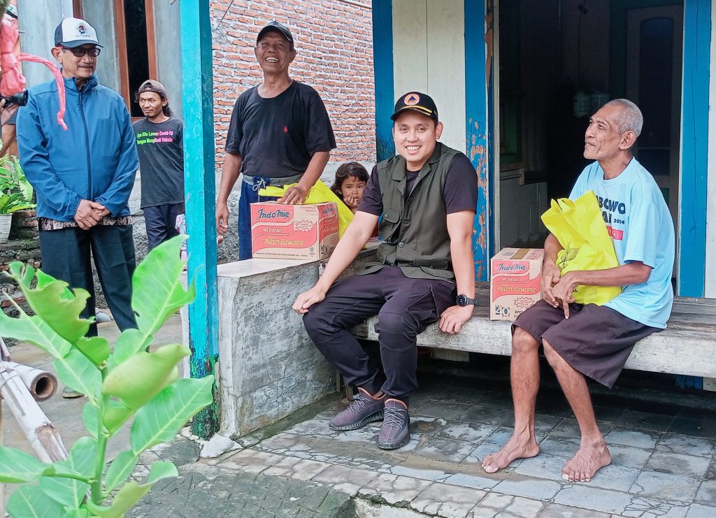 Bupati Kendal Meninjau Sekaligus Menyerahkan Bantuan kepada Warga Terdampak Banjir