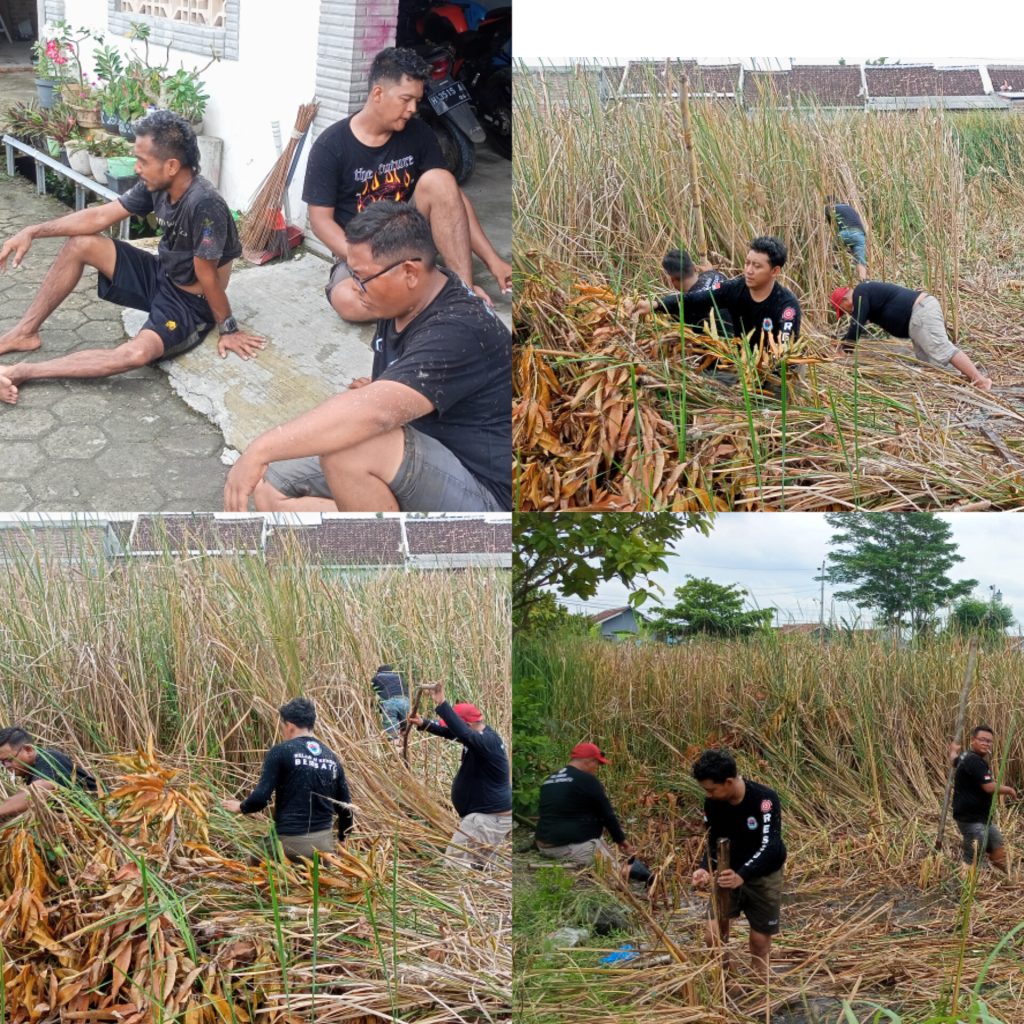 Jelang Ramadhan, RKB Bersama Warga Perum Mawar Indah 1 Gotong Royong Bersihkan Rumput Liar 