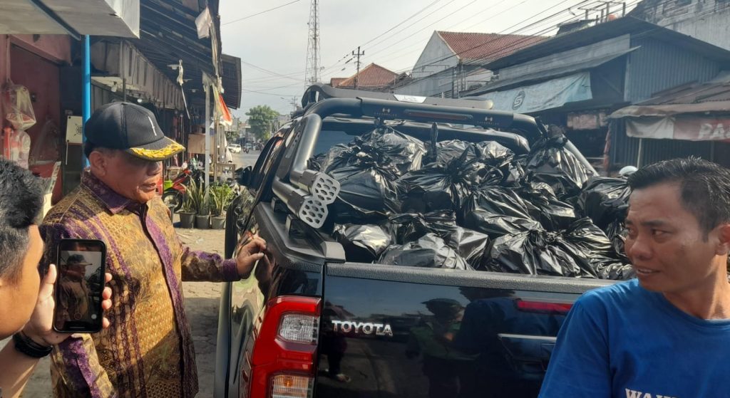 Pakde Bas Berbagi Paket Sembako Lebaran 1445 Hijriah kepada Warga Kendal 