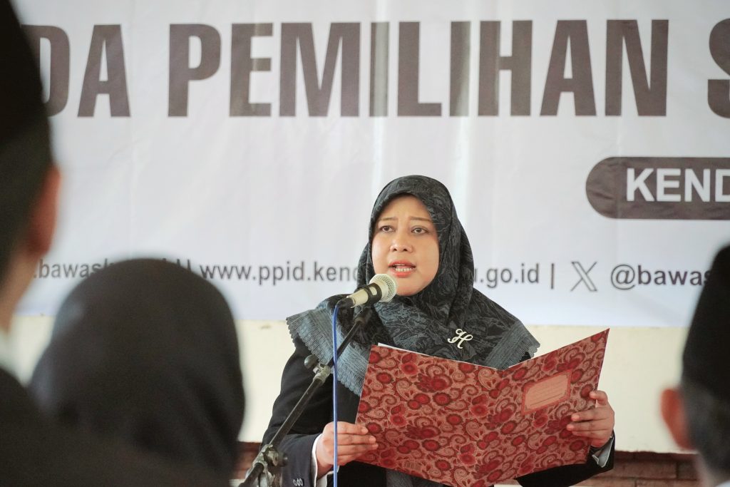 Ketua Bawaslu Kendal Lantik 60 Anggota Panwascam Tahun 2024