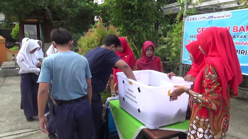 Siswa SMP Negeri 4 Cepiring Sumbangkan Seragam untuk Adik Kelasnya