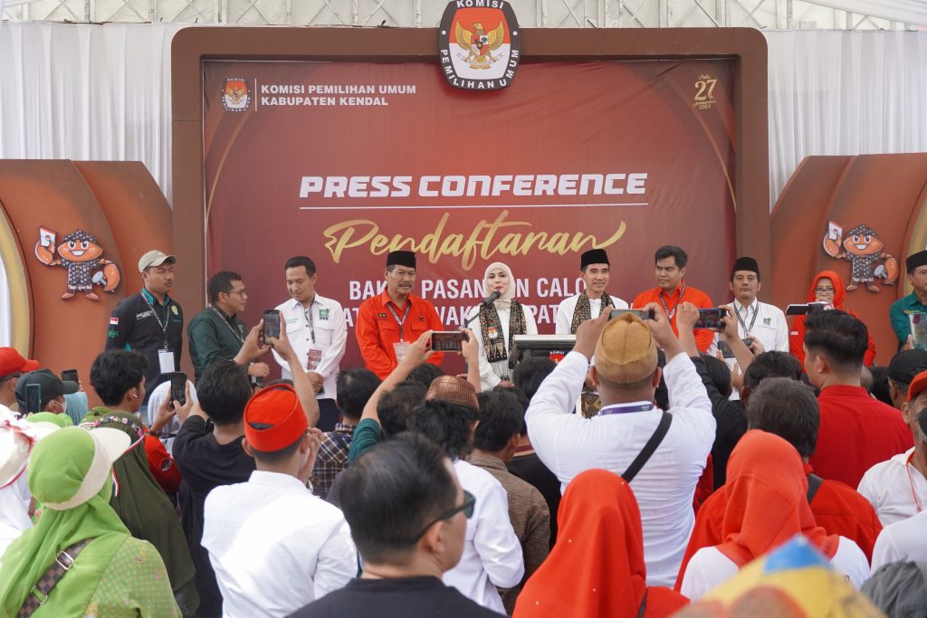 Ribuan Orang Iringi Pasangan Tika-Benny Mendaftar ke KPU Kendal