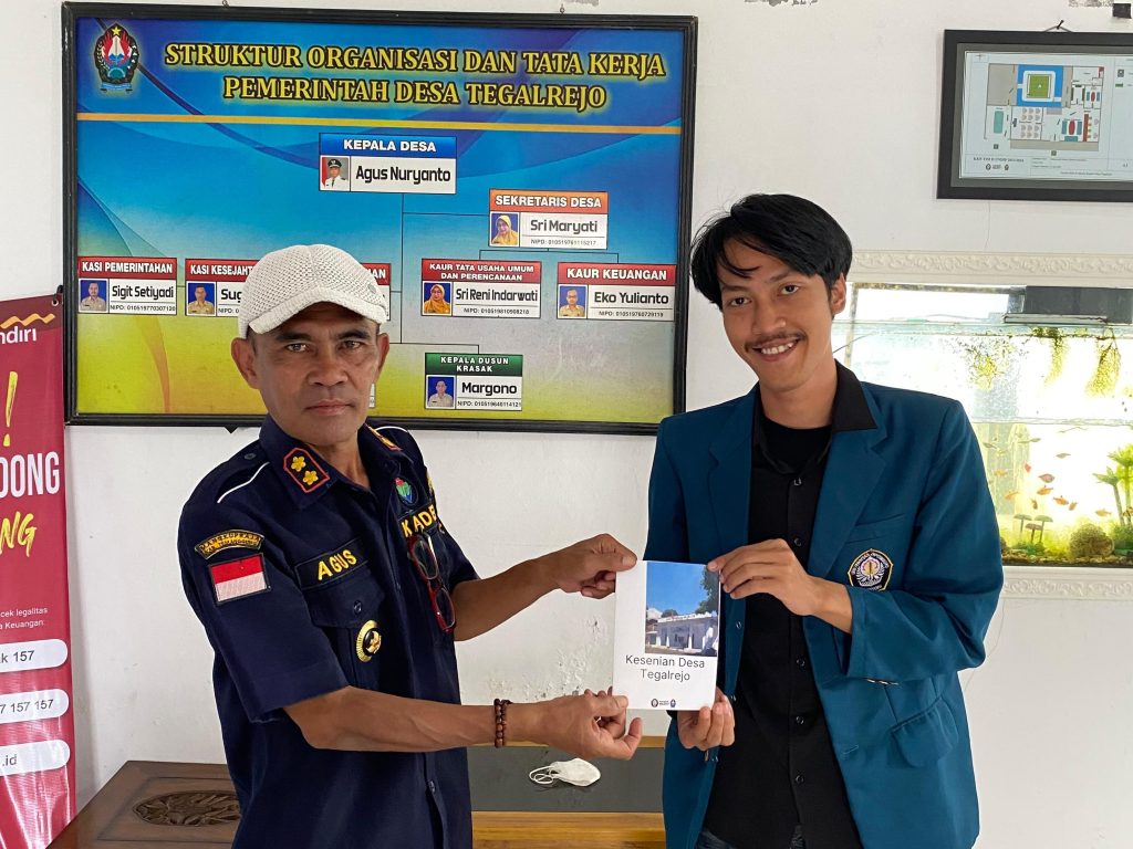 Cegah Lunturnya Nilai Kesenian, Mahasiswa KKN Membuat Booklet Kesenian Agar Tetap Lestari