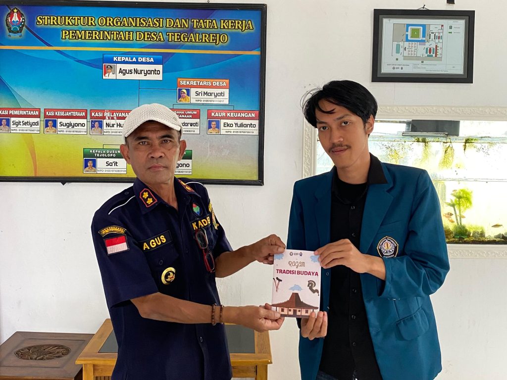 Mahasiswa KKN Membuat Booklet Tradisi dan Budaya Guna Melestarian Tradisi dan Budaya Desa
