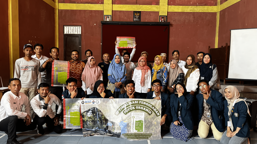 Tingkatkan Daya Saing Desa, Mahasiswa KKN Undip Lakukan Inovasi Kemasan Pupuk Organik BUMDes di Desa Barang Temanggung