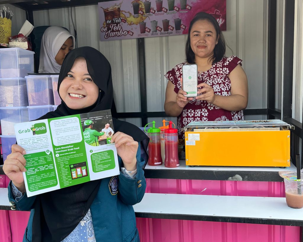 Mahasiswa KKN Undip Dorong Transformasi Digital UMKM Desa Kutoanyar