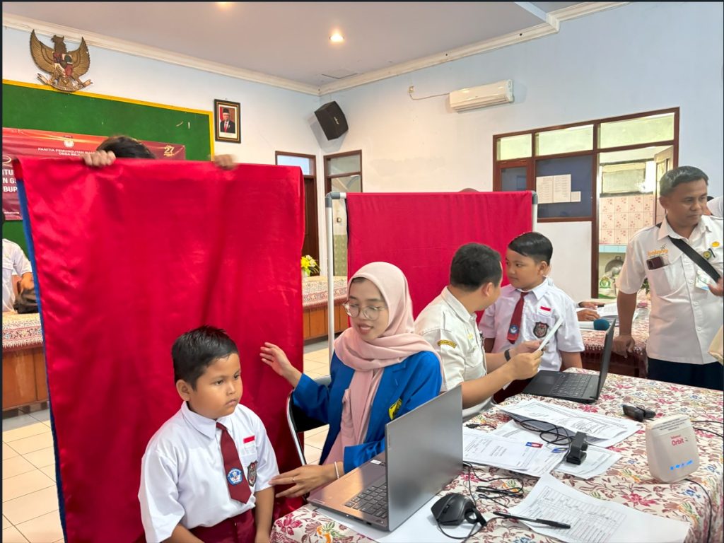 Mahasiswa KKN UNDIP dan Dispendukcapil Wujudkan Masa Depan Anak-Anak Beji Melalui KIA