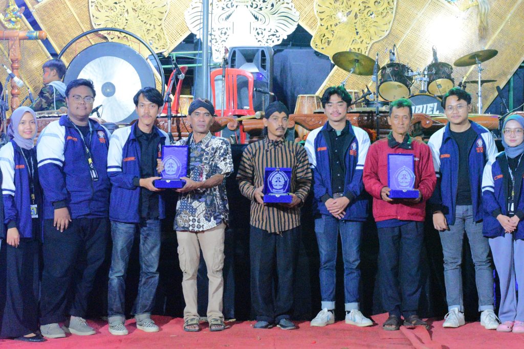 Kolaborasi Kesenian Dua Dusun di Desa Tegalrejo : Pentas Seni Spektakuler Bersama KKN UNDIP