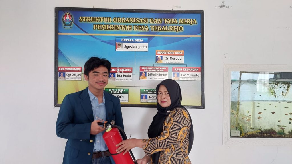 Cegah Kebakaran, Tim KKN Undip Pasang APAR dan Edukasi Keselamatan di Desa Tegalrejo