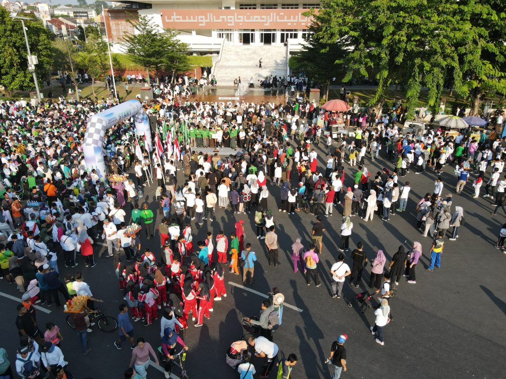 Dibuka Ketua PWNU, 28 Ribu Peserta Ikuti Jalan Sehat Santri Jateng