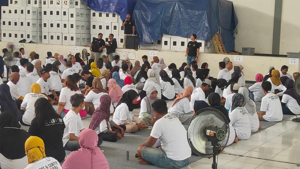 KPU Kendal Mulai Sortir dan Lipat Surat Suara Pilkada Tahun 2024