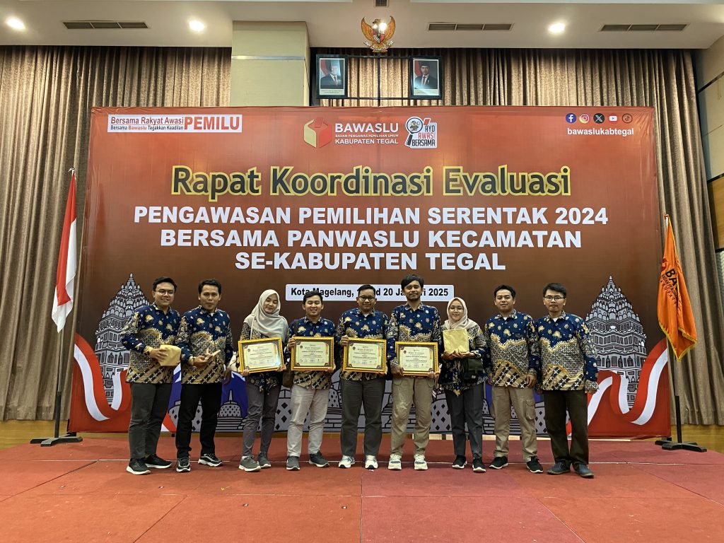 Hadiri Rapat Evaluasi, Panwaslu Kecamatan Jatinegara Panen Piagam Pengharagaan