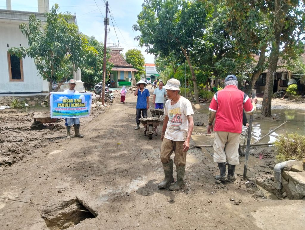 Melalui Program Padat Karya, Komunitas Seniman Kendal Bantu Warga Terdampak Banjir  