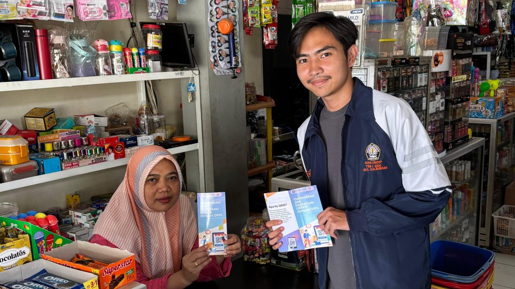 Pembayaran dan Keuangan Digital, Mahasiswa KKN Undip Berikan Edukasi QRIS pada UMKM Desa Karangsambung