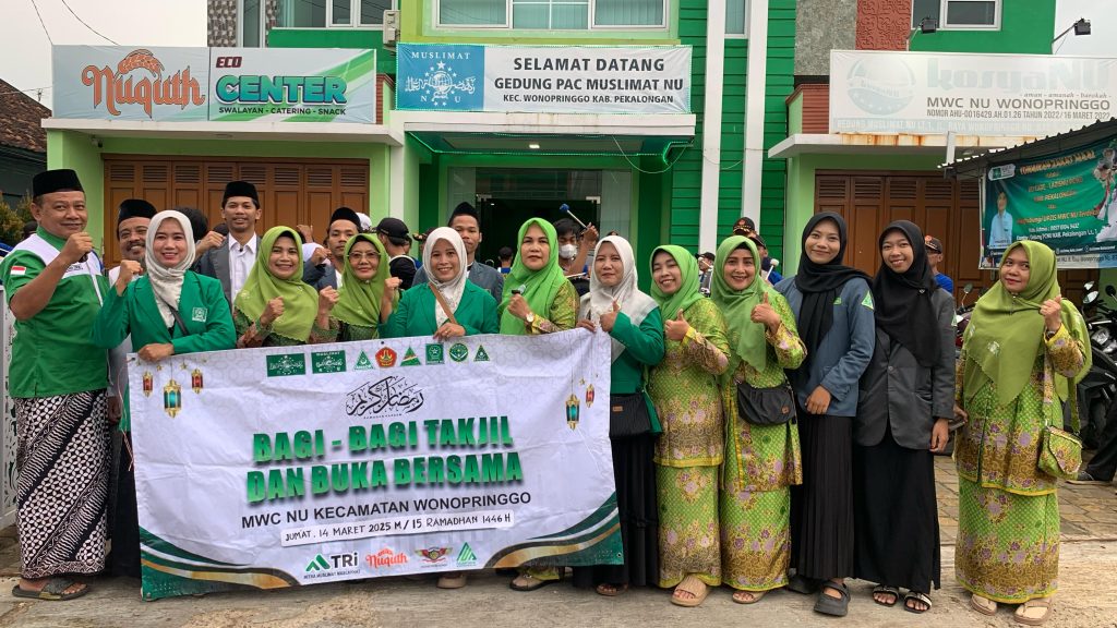 PAC Muslimat NU Wonopringo Bagi Takjil Diiringi Marching Band