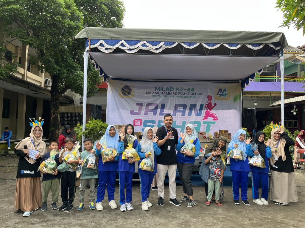 Milad, SMP Muhammadiyah 3 Depok Gelar Jalan Sehat Berhadiah