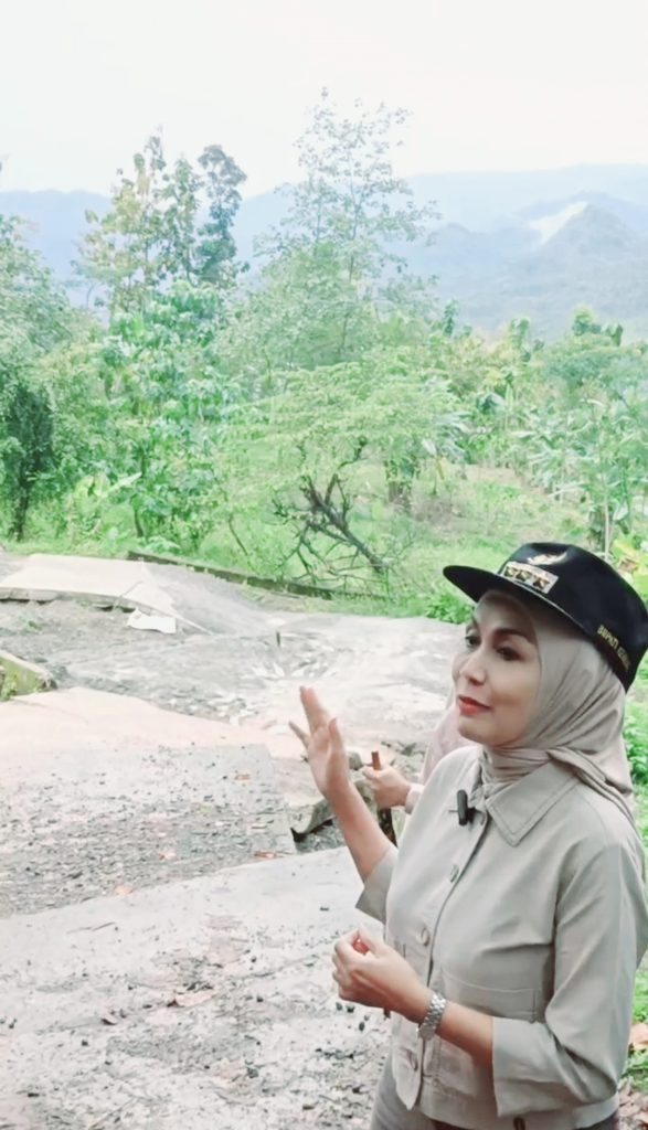 Tindaklanjuti Laporan Warga, Bupati Kendal Tinjau Jalan Longsor Cening