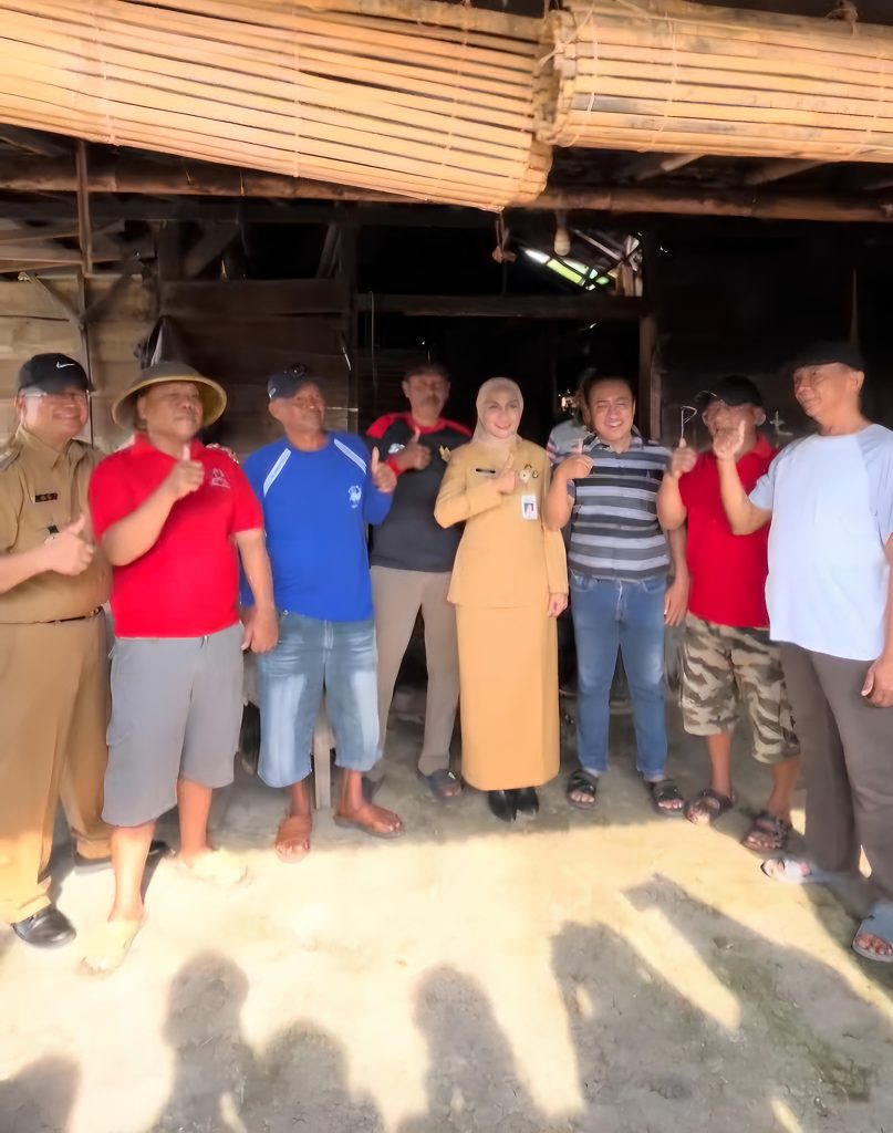 Bupati Kendal Melihat Produksi Pengasapan Ikan di Desa Korowelangkulon