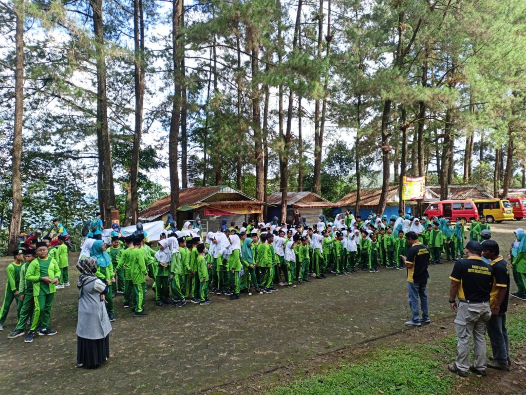 MI Sullam Taufiq Tumbuhkan Semangat Tim dan Cinta Alam pada Murid