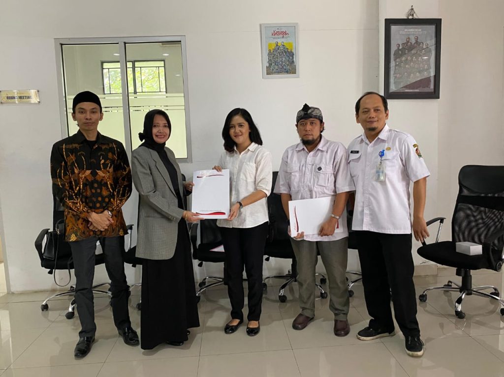 Dewan Pengawas Serahkan SK Dewan Direksi LPPL Temanggung TV 2025-2030