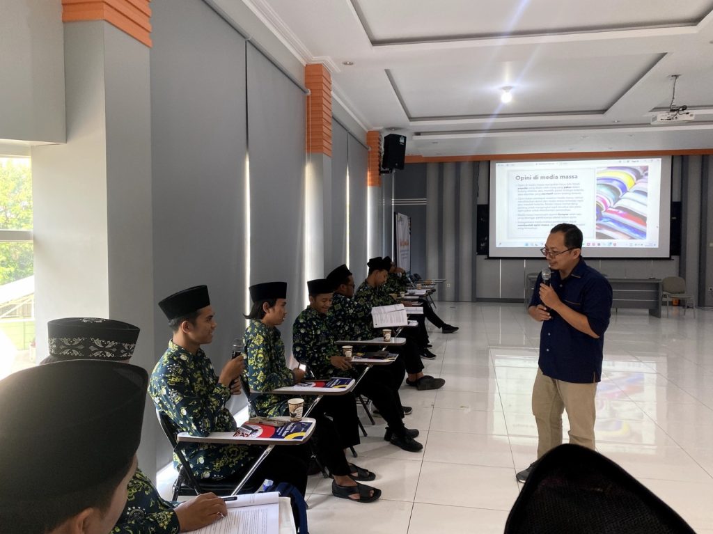 Dosen UNNES Kaji Gerakan Literasi Ma’arif Lewat PkM di Kudus