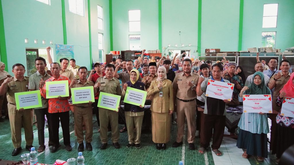 Pemkab Kendal Serahkan Bantuan Pangan Subsidi Kedelai dan Bantuan Peralatan Mesin untuk Gapoktan
