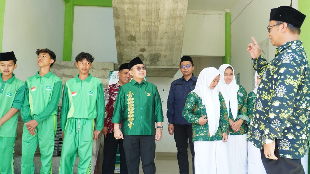 Di Semarang, Gus Rozin Tinjau Peserta Pendampingan Kelas Persiapan Kuliah ke Cina