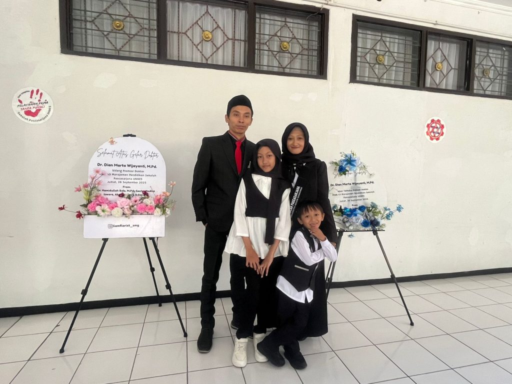 Teliti Kinerja Guru, Kepala SDN Gajahmungkur 03 Semarang Raih Doktor UNNES dengan IPK 4,00