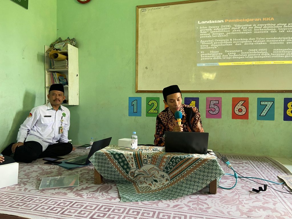 Latih Guru MI, Dr. Hamidulloh Ibda Jelaskan Elemen Koding dan Kecerdasan Artifisial