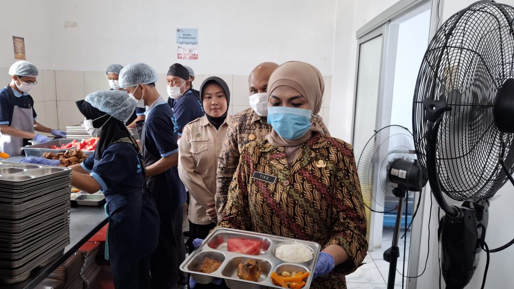 Bupati Kendal Pastikan Menu Makanan Aman dan Bergizi di Dapur MBG