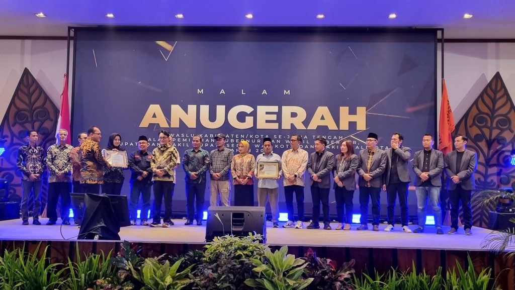 Bawaslu Grobogan Terima Penghargaan Pengelolaan Kelembagaan Terbaik