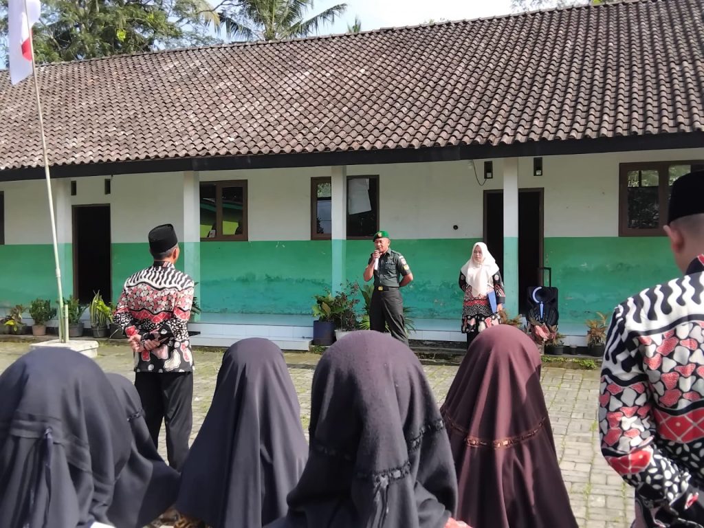 Peringati Hari Guru Nasional, MTs Ma’arif Nurul Huda Gandeng TNI Sebagai Pembina Upacara