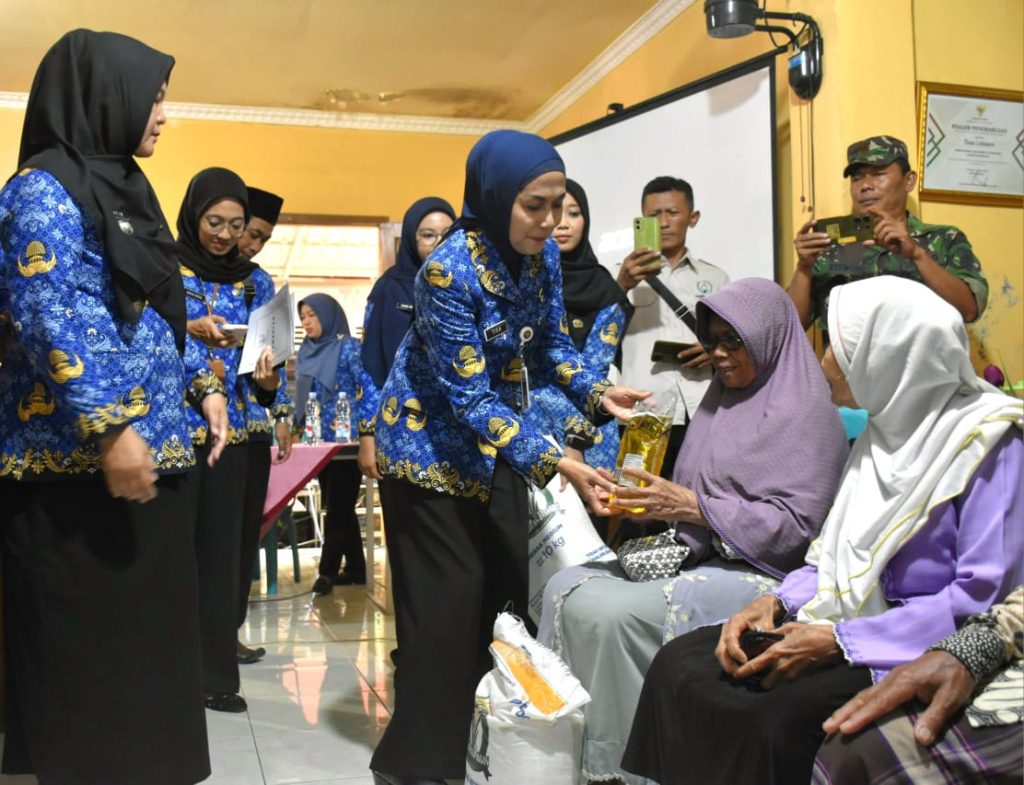 Bupati Kendal Salurkan Bantuan Pangan Beras dan Minyak Goreng di Desa Lebosari