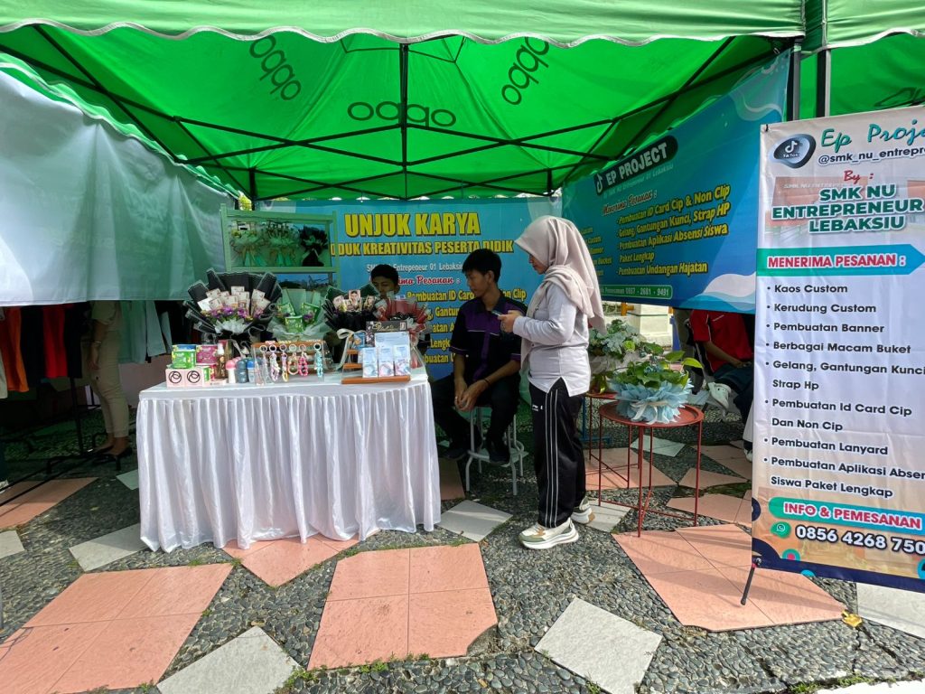 SMK NU Entrepreneur 01 Lebaksiu Pamerkan Karya Keren di Fun Run HUT KORPRI