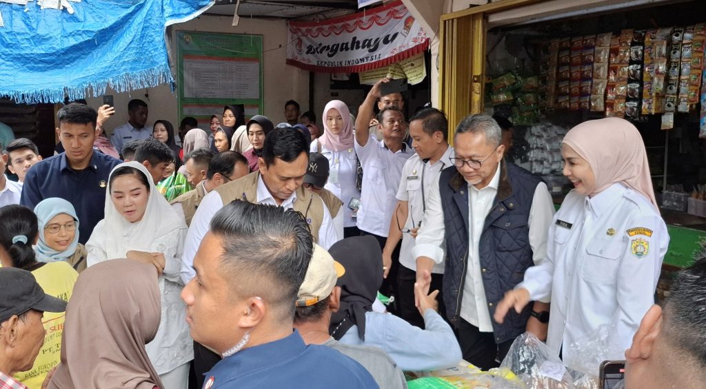 Menko Pangan RI, Zulkifli Hasan Cek Harga Kebutuhan Pokok di Pasar Kendal