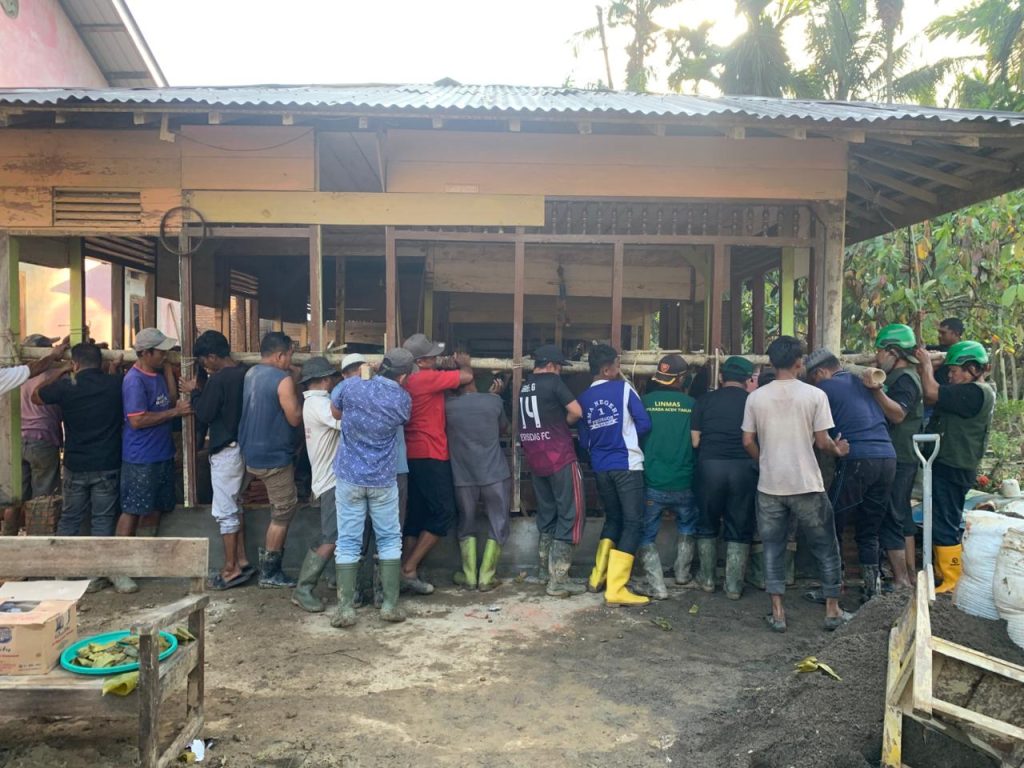 Relawan NU dan Warga Gotong Royong Pindahkan Rumah Pasca Banjir Bandang di Peunaron Aceh