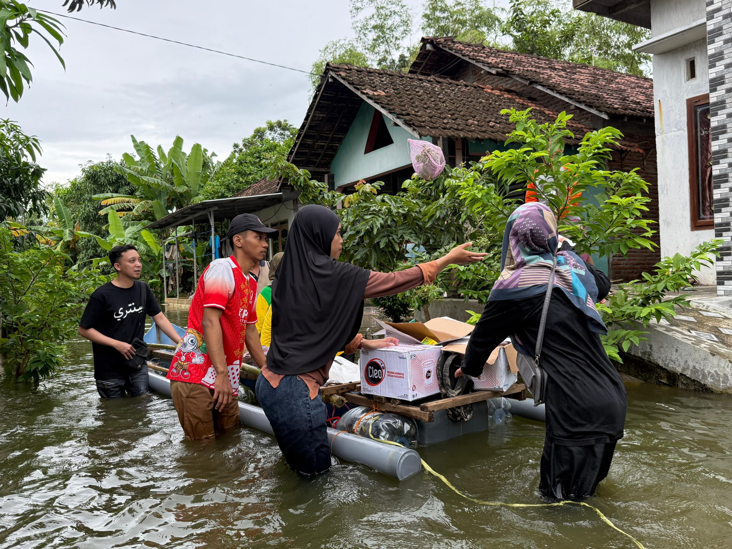 LTNNU Pati Bagikan Ratusan Nasi Kotak Sekaligus Kampanyekan Bahaya Hoaks di Tengah Bencana Banjir 