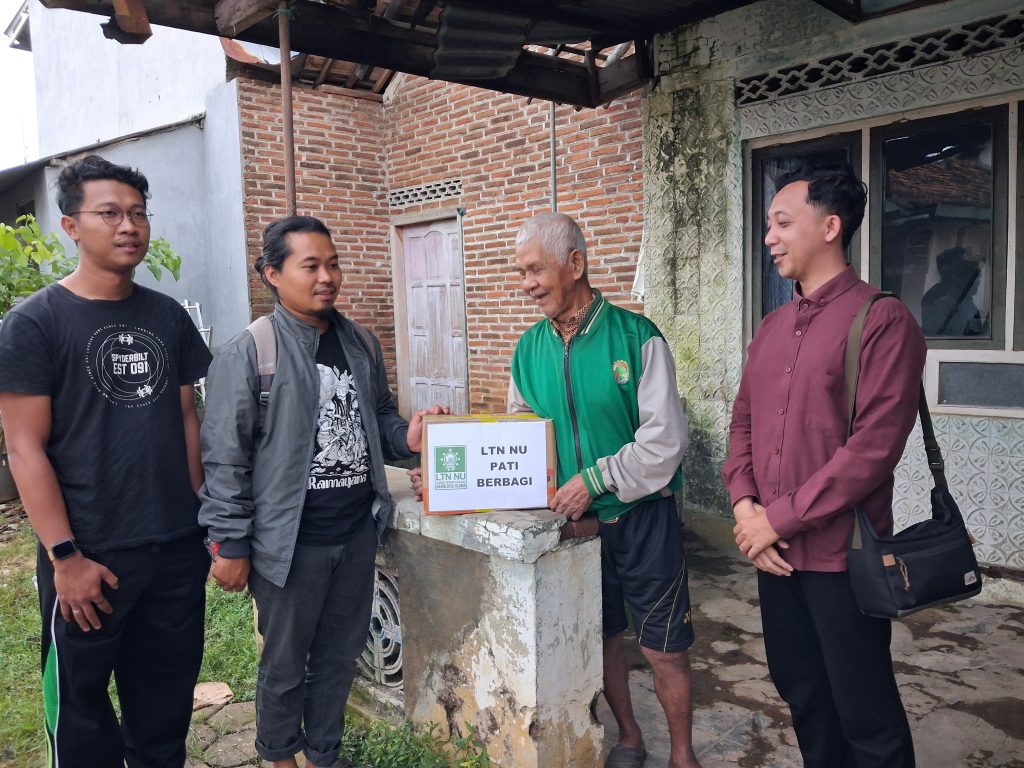 LTNNU Pati Berikan Paket Sembako untuk Warga Kurang Mampu