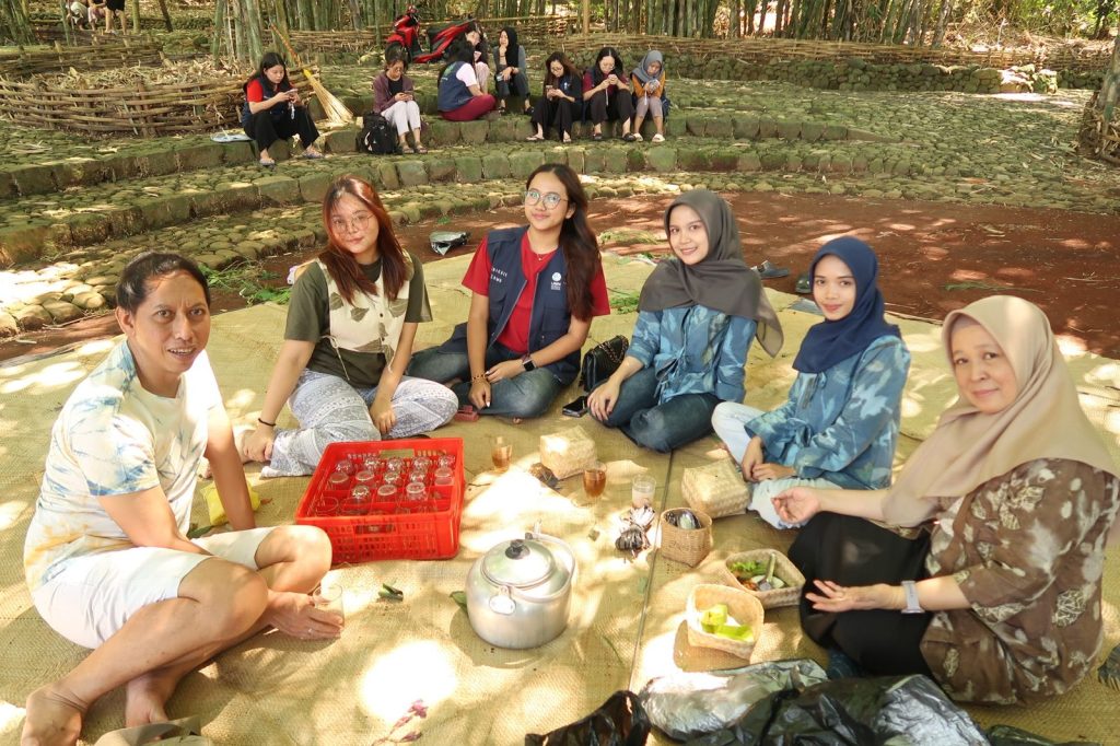 Lewat Workshop Ecoprint, Mahasiswa Universitas Multimedia Nusantara Dorong Ekonomi Kreatif Ibu-Ibu Temanggung