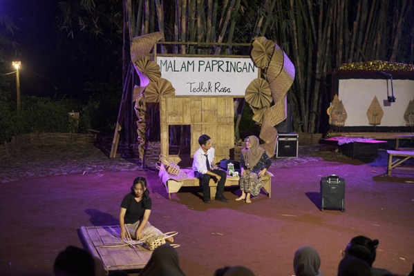 Gala Papringan Hadirkan Pertunjukan Teater “Pulang” dalam Malam Papringan Tedhak Rasa